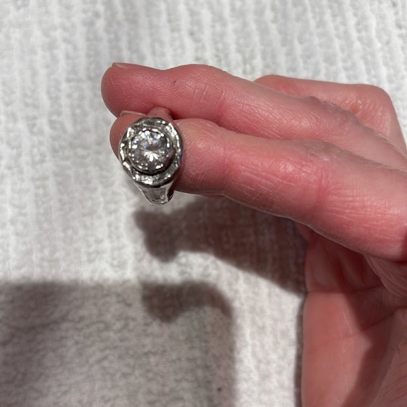 Sterling Silver Ring with stone in the middle - Picture 3 of 7